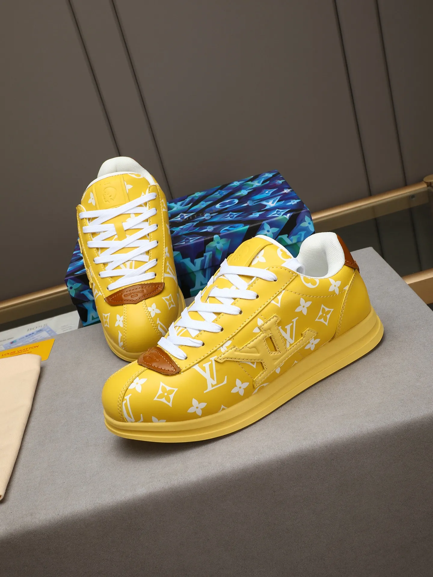 Men's Men's Shoes 💰500 LV Louis Vuitton L Jialu Brand Runner Tatic Series Thick-soled Casual Sports Shoes Running Shoes Original purchase, development, production This LV Runner Tatic sports shoe combines technical materials such as mesh fabric and ribbons to interpret the inspiration of traditional mountaineering shoes. LV letters are written on one side, the lariat buckle of the quick lacing system is embellished with Monogram flowers and Louis Vuitton logos, and the light and wear-resistant rubber outsole completes the whole. ▪️Fabric: Original imported cowhide + mesh ▪️Inner lining: Original customized breathable mesh ▪️Sole: Original open-molded anti-slip rubber combination material ▪️Size: Men's 40-44 (45 46 customized)